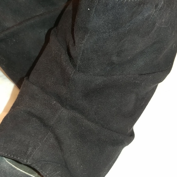 9 &Co. Gorgeous Black Suede Heels - Picture 2 of 4